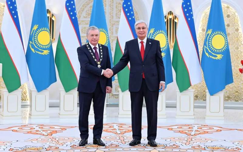 Kassym-Jomart Tokayev awards Altyn Qyran Order to Shavkat Mirziyoyev Kassym-Jomart Tokayev awards Altyn Qyran Order to Shavkat Mirziyoyev