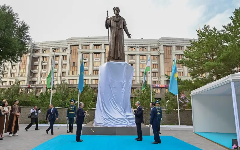 Касым-Жомарт Токаев и Шавкат Мирзиёев открыли памятник Алишеру Навои в Астане