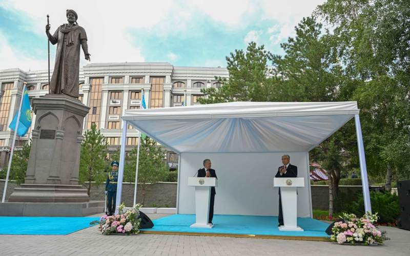 Касым-Жомарт Токаев и Шавкат Мирзиёев открыли памятник Алишеру Навои в Астане