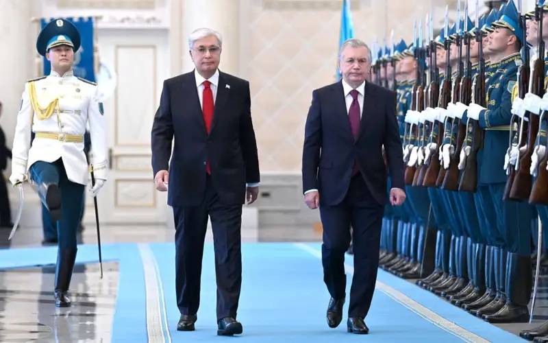 President Tokayev welcomes Uzbek counterpart Shavkat Mirziyoyev in Akorda