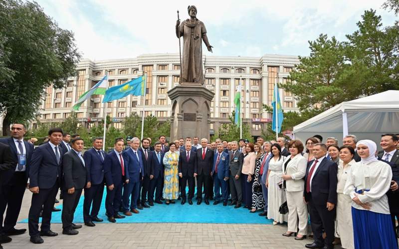 Касым-Жомарт Токаев и Шавкат Мирзиёев открыли памятник Алишеру Навои в Астане