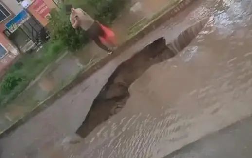 В Актобе во время дождя провалился асфальт  