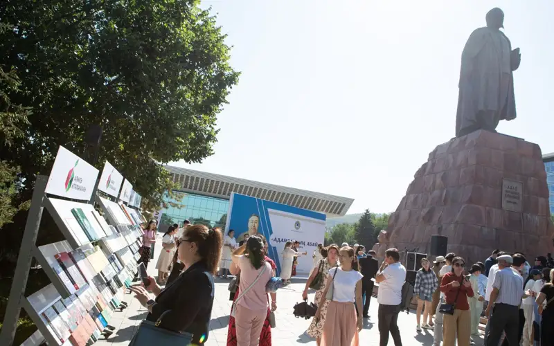 Абай күні: Зиялы қауым өкілдері ұлы қазақ ойшылының ескерткішіне гүл шоқтарын қойды