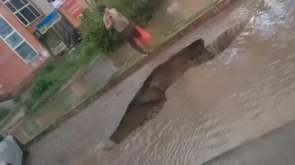 Aqtóbede jańbyr kezinde asfalt opyrylyp, kópqabatty úıde káriz sýy keri aqty