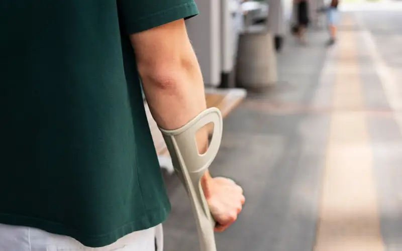 Толпа жестоко избила мужчину с костылями в Алматы