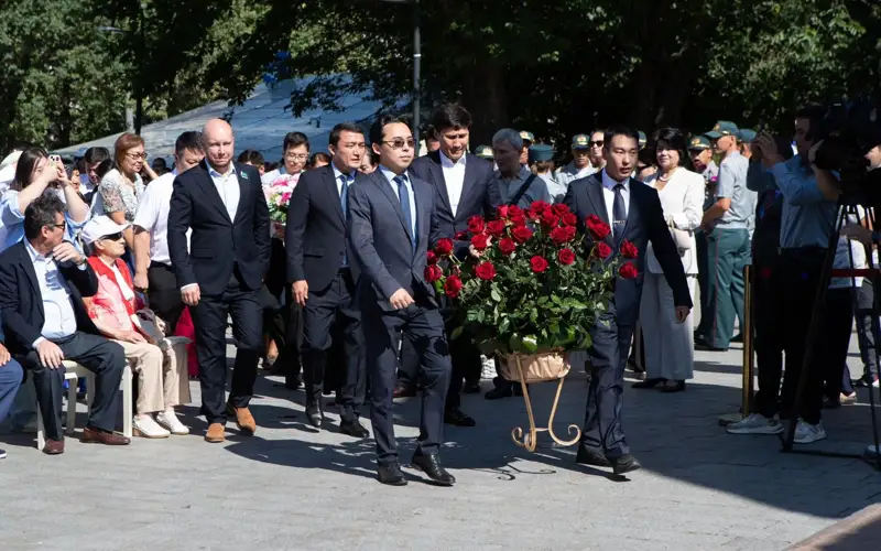 Abaı kúni: Zııaly qaýym ókilderi uly qazaq oıshylynyń eskertkishine gúl shoqtaryn qoıdy