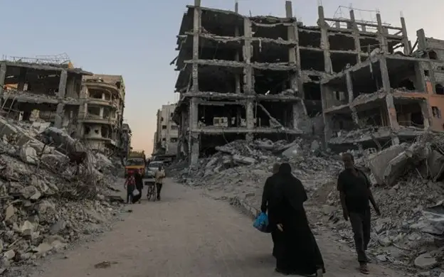 Палестинцы передвигаются по улицам Хан-Юниса после того, как 4 августа Израиль издал новый приказ об эвакуации 