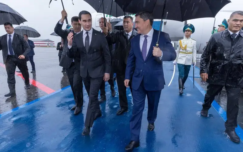  Президент Туркменистана прибыл в Астану