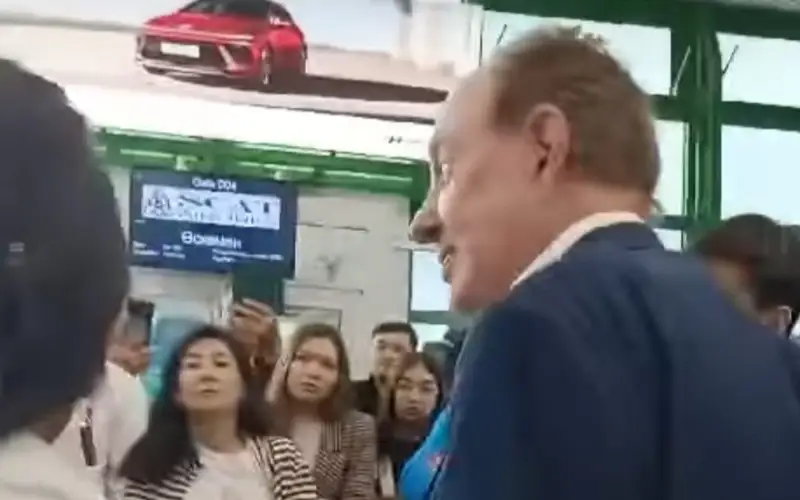 Питер Фостер 