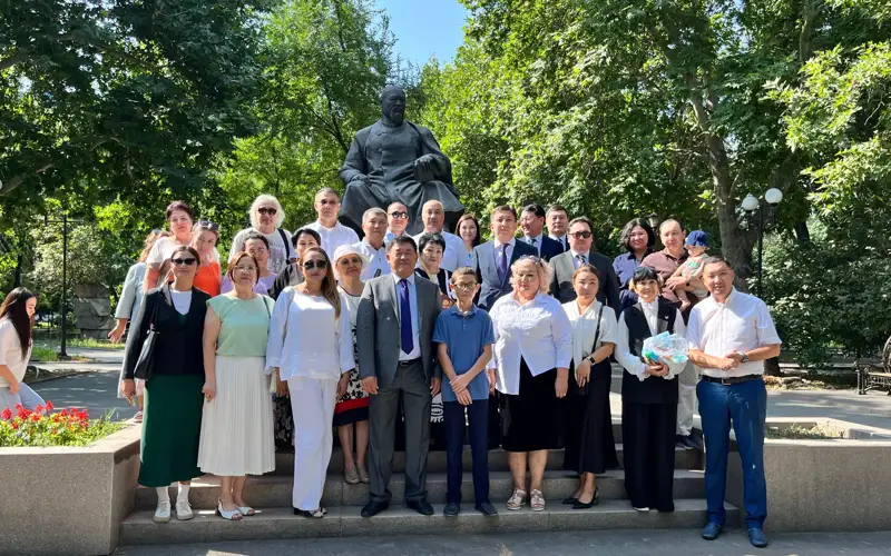 Память Абая почтили в Бишкеке