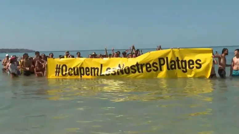 Акцию протеста против туризма устроили на пляже жители Майорки