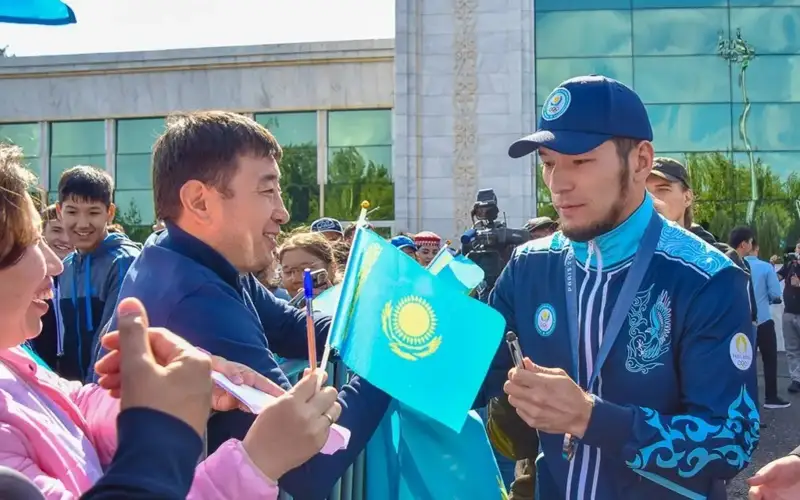 I wanted to win gold and delight Kazakhstanis – boxer Nurbek Oralbay welcomed in Astana