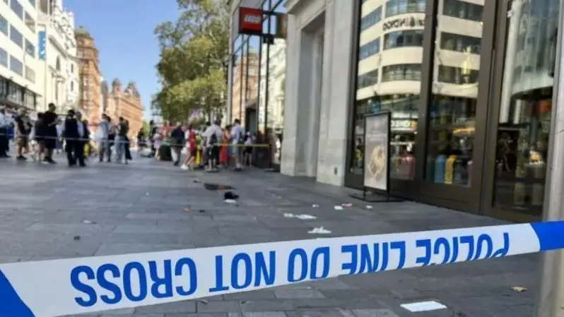 London qalasynyń ortalyǵynda áıel men balaǵa shabýyl jasaldy
