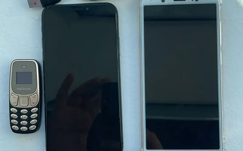 Astanalyq turǵyn uıaly telefondardy ish kıimine tyǵyp, tergeý ızolıatoryna kirgizbek bolǵan