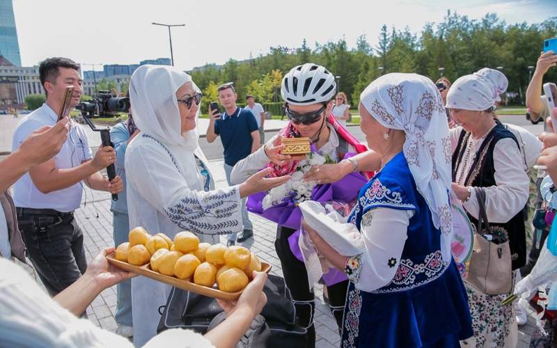 Úrimjiden velosıpedpen jolǵa shyqqan qazaq qyzy Astanaǵa jetti