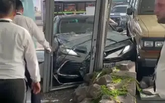 Легковушка врезалась в здание автосалона в Алматы