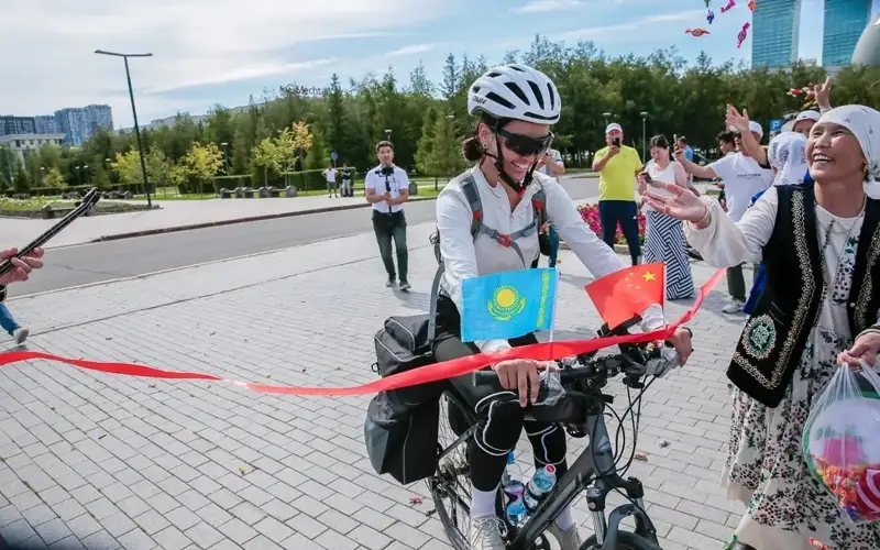 Урумчидан велосипедда йўлга чиққан қозоқ қизи Астанага етиб келди