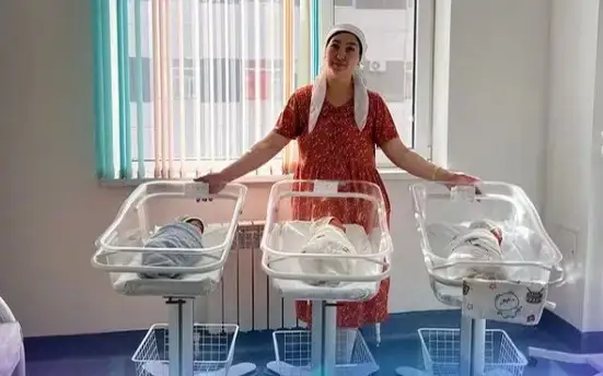 Уч эгизак ва онаси