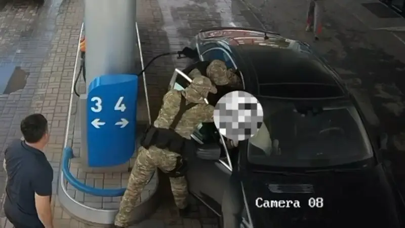 Қолға түсті