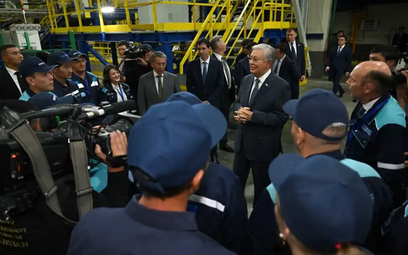 Президент дөңгелек шығаратын кәсіпорынға барды