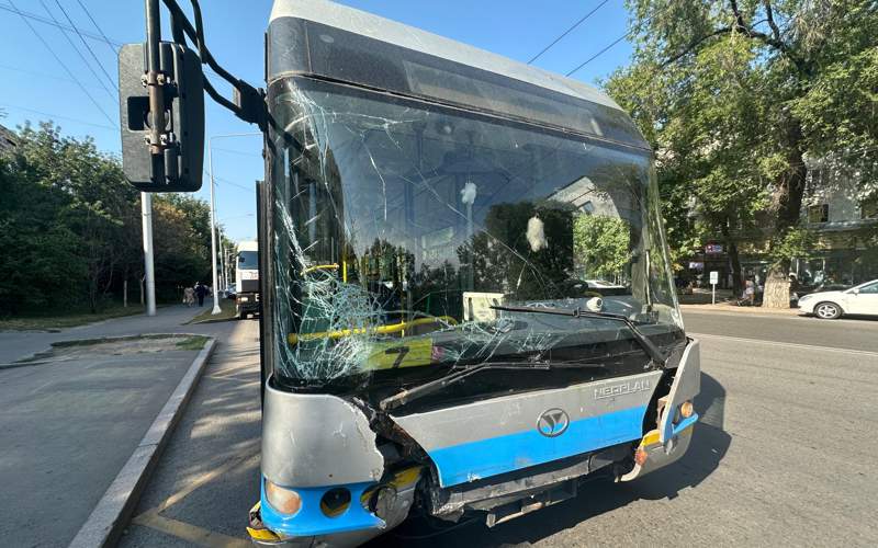 Троллейбус врезался в остановку в Алматы Троллейбус врезался в остановку в Алматы