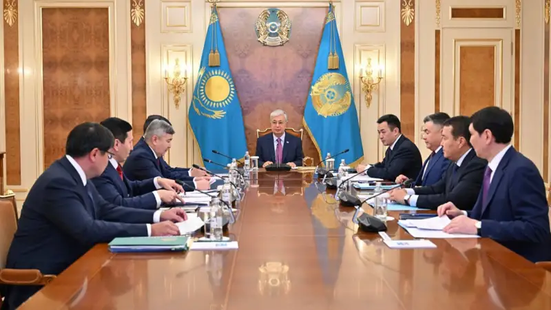 Президент үкімет мүшелерімен