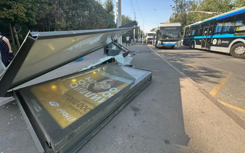 Троллейбус врезался в остановку в Алматы 