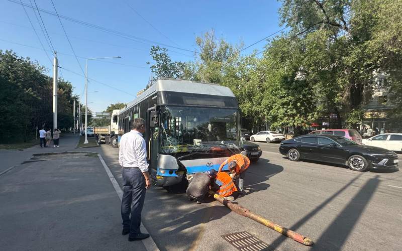 Троллейбус врезался в остановку в Алматы Троллейбус врезался в остановку в Алматы