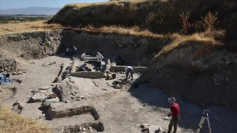 Archaeologists  unearth 6,400-year-old oven Türkiye’s Arslantepe Mound
