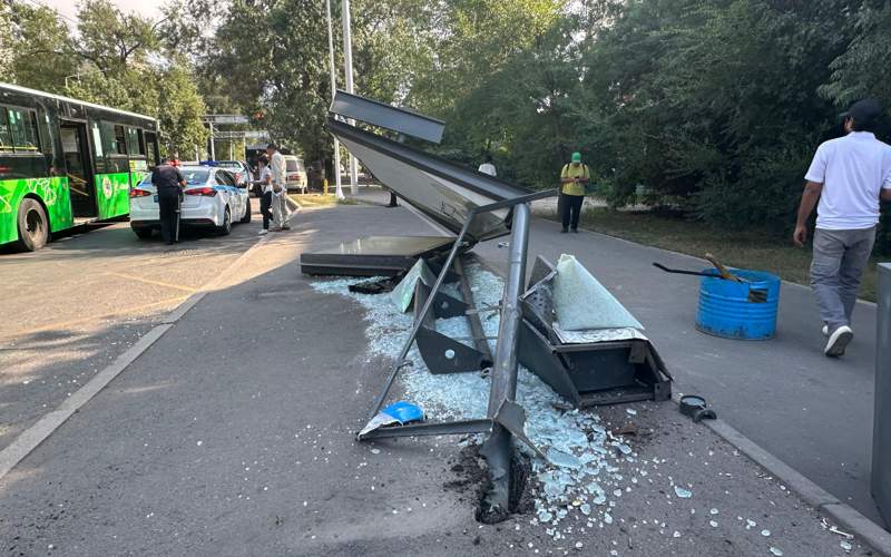 Троллейбус врезался в остановку в Алматы Троллейбус врезался в остановку в Алматы