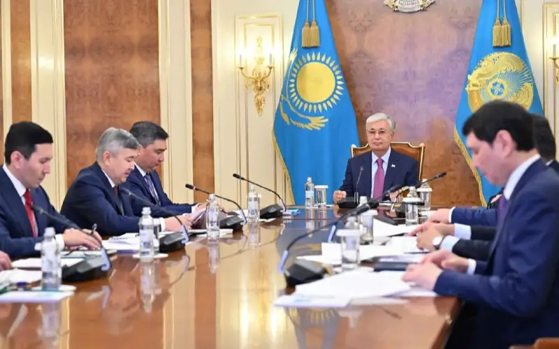 Президент үкімет мүшелерімен