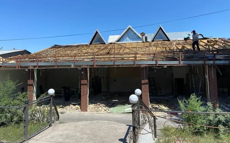 Алматыда заңсыз салынған дәмхана мен сауда алаңдары бұзылды