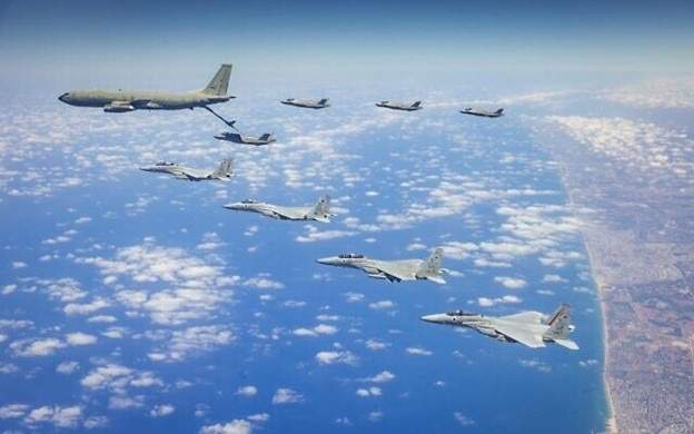 Самолет-заправщик Boeing 707 ВВС Израиля и несколько истребителей F-35 и F-15 проводят учения недалеко от побережья Израиля Самолет-заправщик Boeing 707 ВВС Израиля и несколько истребителей F-35 и F-15 проводят учения недалеко от побережья Израиля