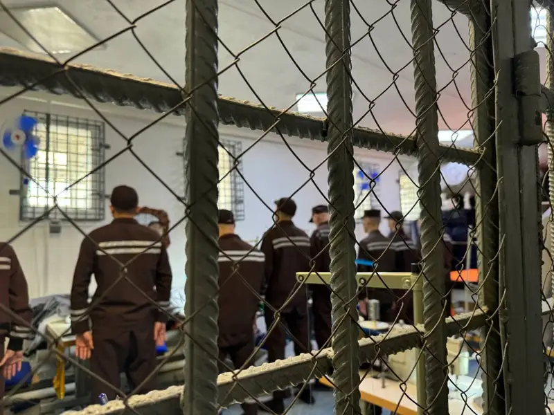 Осужденные в колонии "Черный беркут" в швейном цеху 