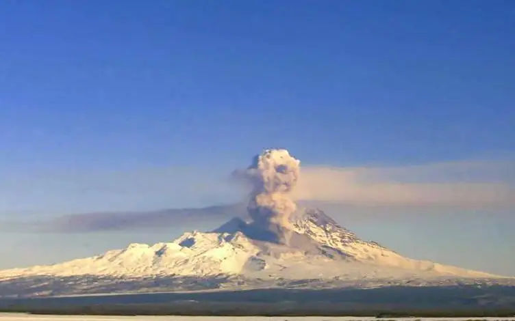 На Камчатке объявили красный авиационный код из-за извержения вулкана