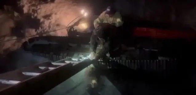 Экскаватор вместе с водителем упал в реку в Алматинской области