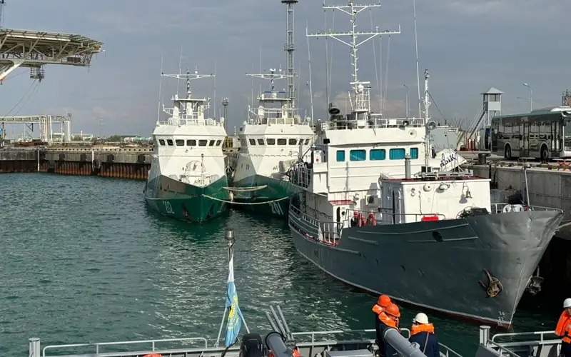 Военно-морские силы отметили 28-ю годовщину поднятия флага корабли, Актау, порт, Каспий
