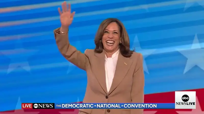 Клинтон и Байден раскритиковали Трампа и поддержали Харрис на Национальном съезде в США