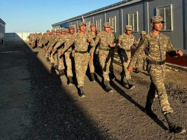 Военно-морские силы отметили 28-ю годовщину поднятия флага Военно-морские силы, солдаты, учение, строй