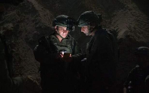 Солдаты Армии обороны Израиля во время ночной операции по извлечению тел 6 заложников из Хан-Юниса в Газе 