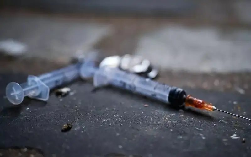 наркотики, шприцы