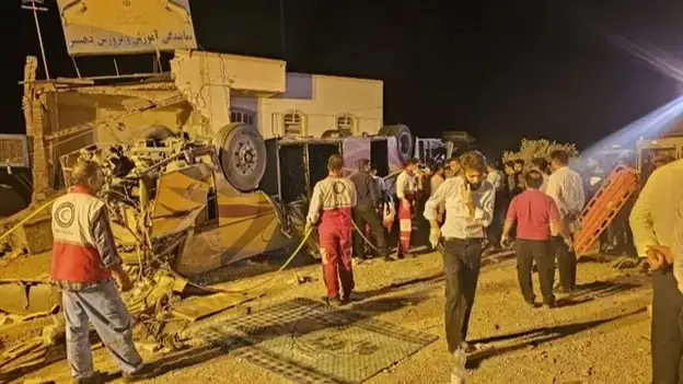 Эронда покистонлик зиёратчиларни олиб кетаётган автобус ағдарилиб кетди: ҳалок бўлганлар бор