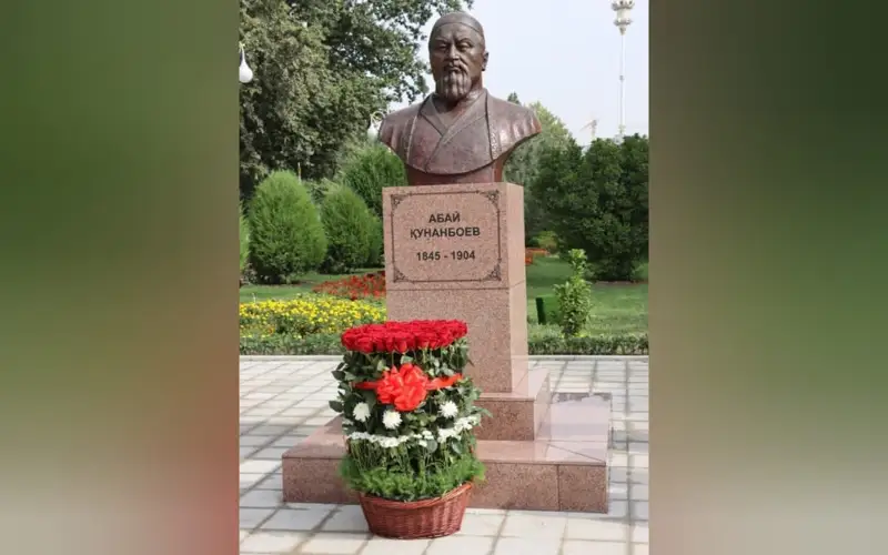 Бюст Абаю открыт в Душанбе  