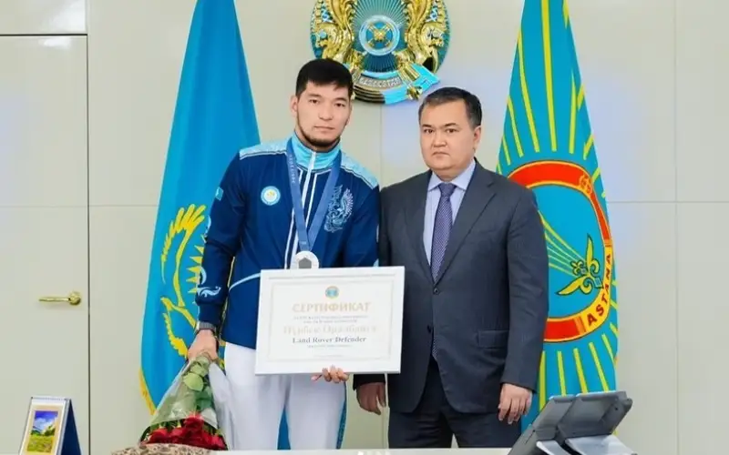 Женис Касымбек вручил Нурбеку Оралбаю ключи от Land Rover Defender
