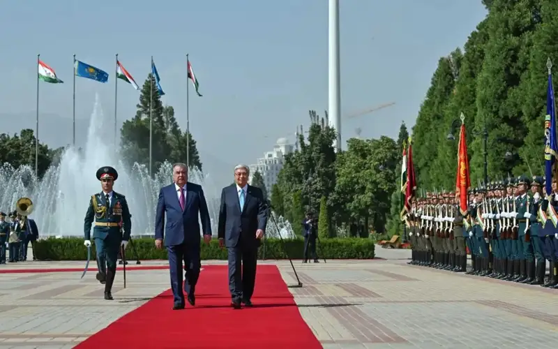 Қасим-Жомарт Тоқаевни “Қасри Миллат” саройида Тожикистон Президенти Эмомали Раҳмон кутиб олди