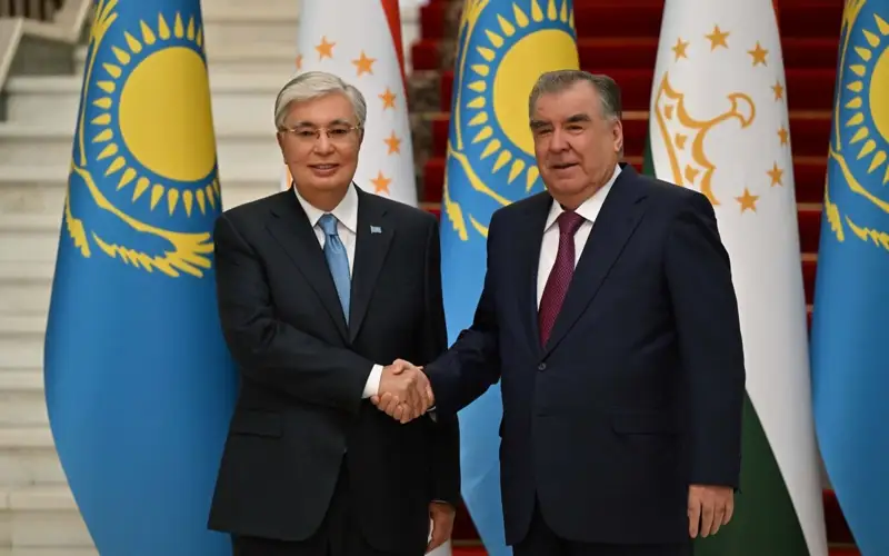 Президенты Казахстана и Таджикистана провели переговоры в узком составе 