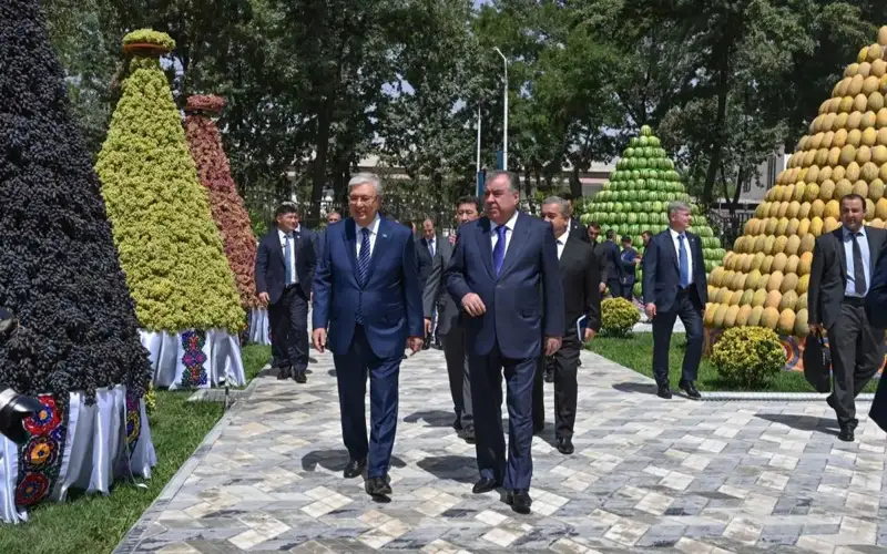 Қозоғистон ва Тожикистон президентлари қишлоқ хўжалиги маҳсулотлари кўргазмасида бўлди