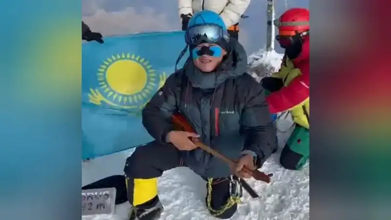 Қозоғистонлик йигит Эльбрус чўққисида “Адай” куйини ижро этди