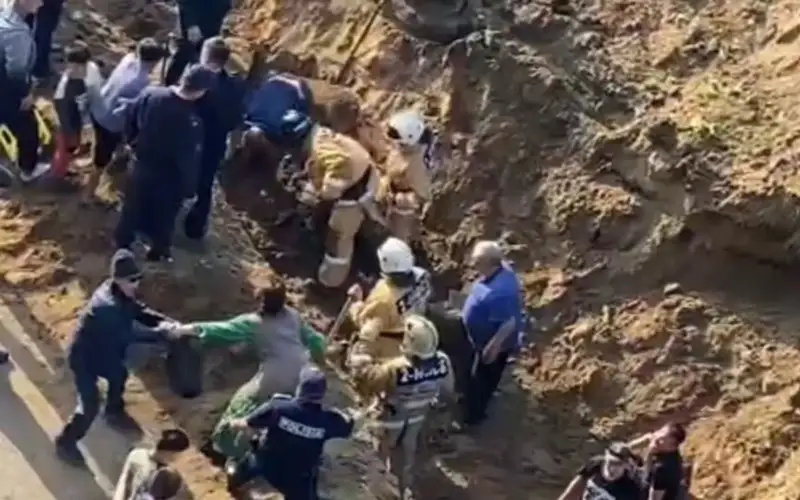 Ребенка засыпало грунтом в траншее в Рудном