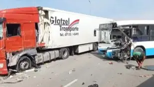 Ақтөбеде автобус пен жүк көлігі соқтығысып, екі адам ауруханаға жеткізілді